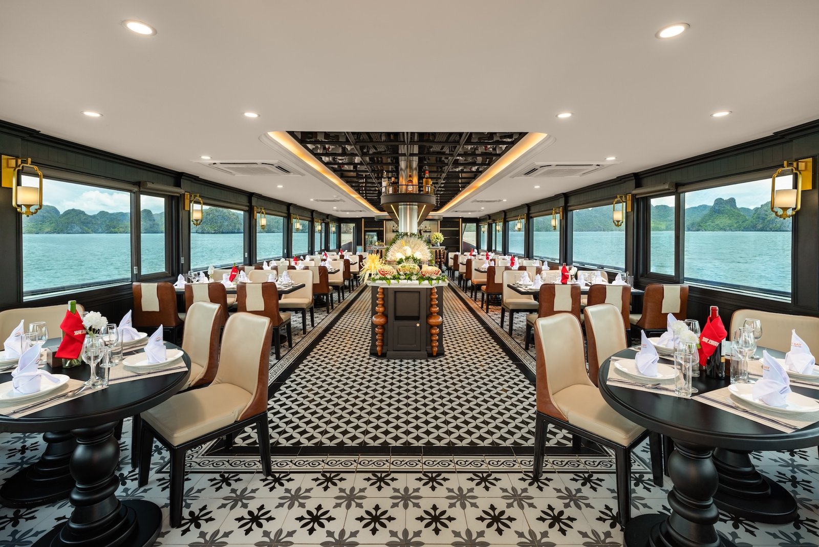 Elegante comedor a bordo del Cozy Bay Premium con vistas a la bahía