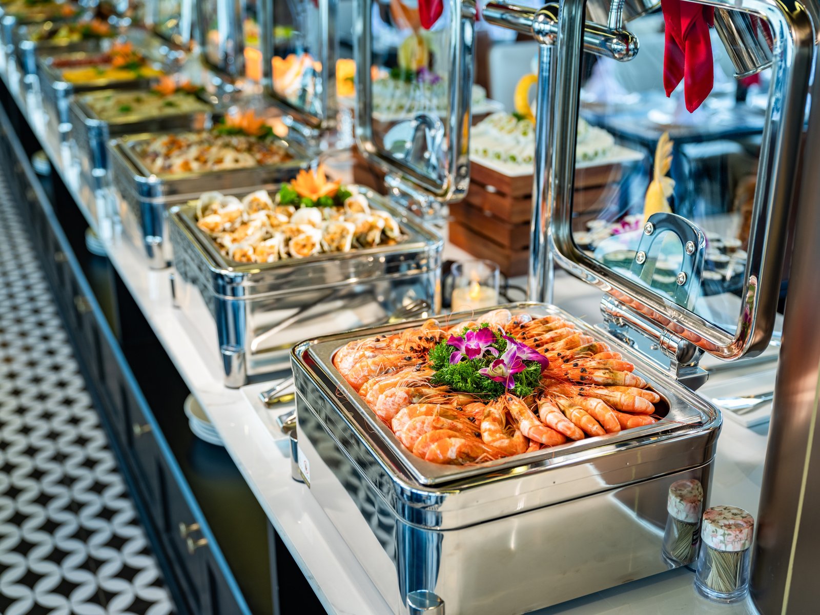 Buffet servido a bordo del Cozy Bay Premium