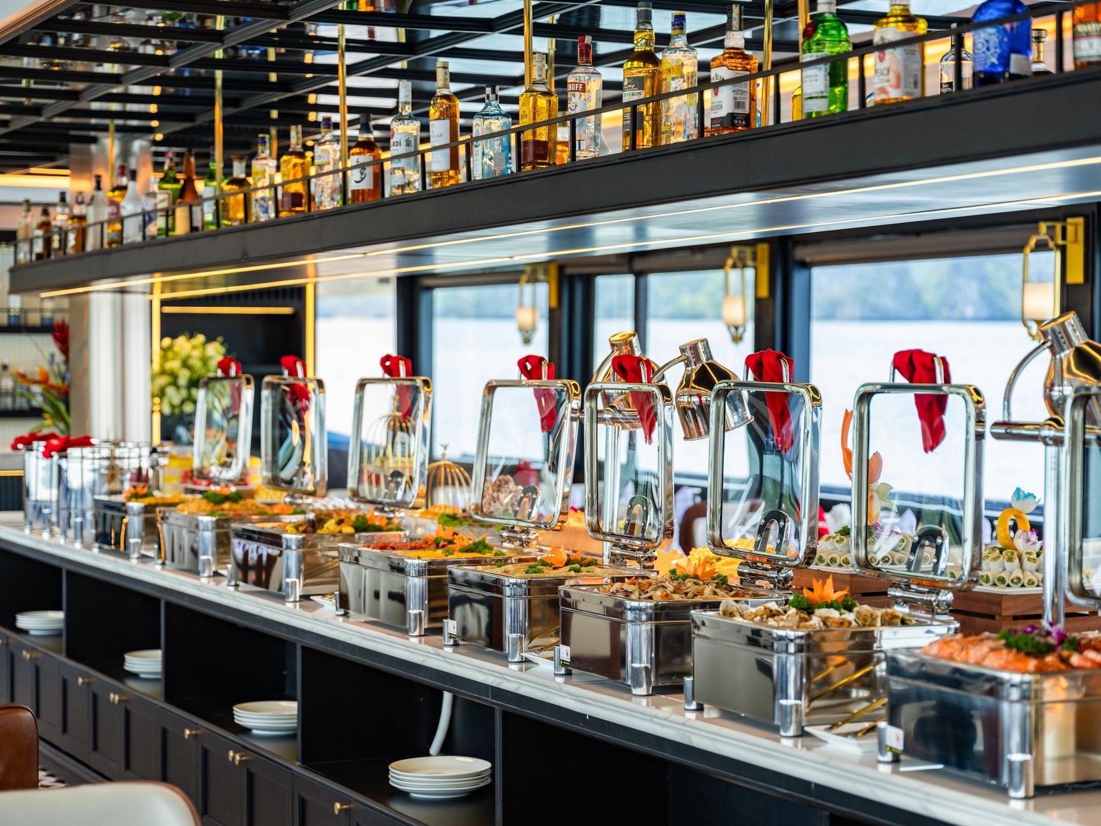 Barra y mostrador del buffet a bordo del Cozy Bay Premium
