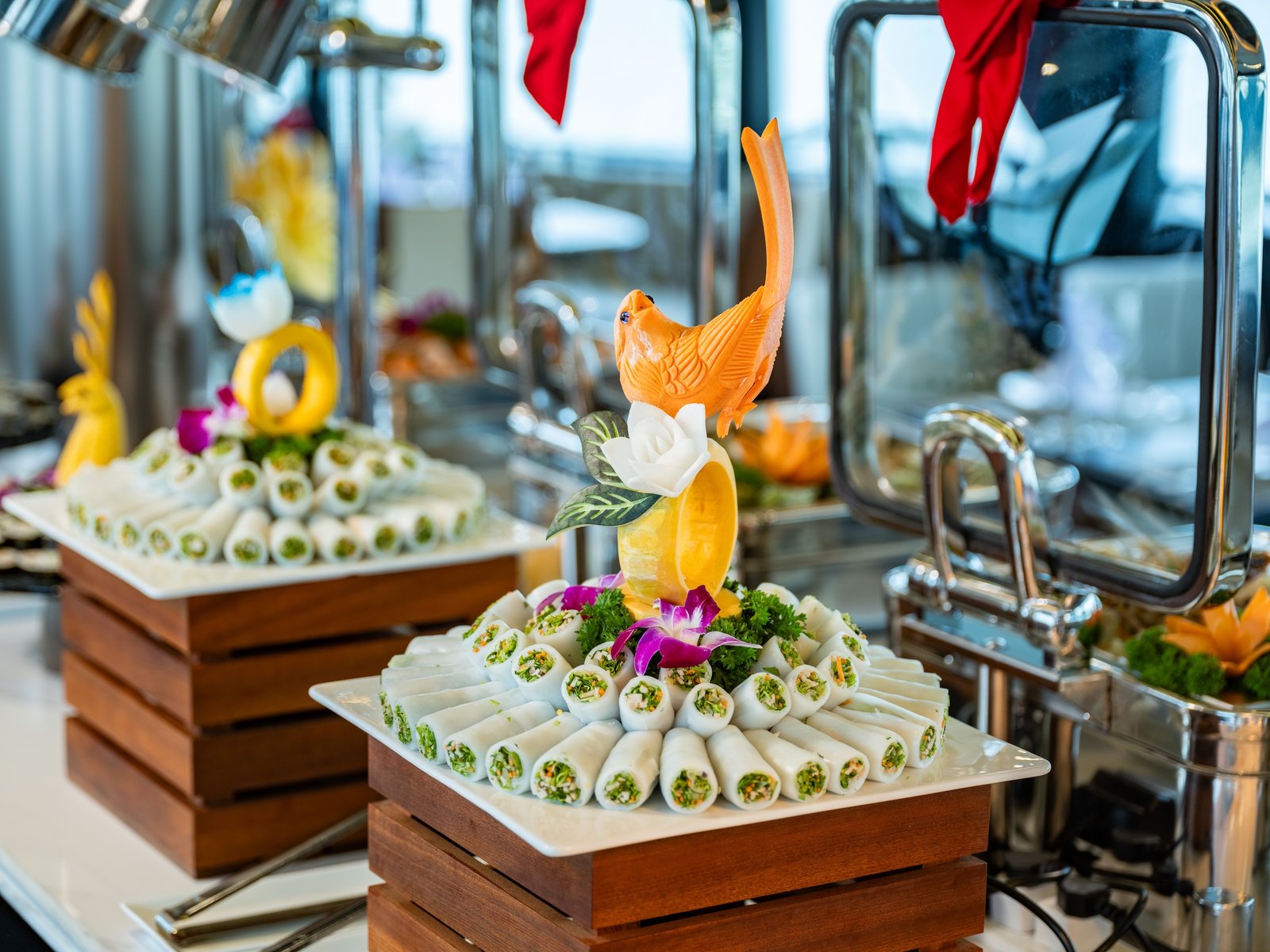 Rollitos primavera frescos servidos decorativamente en el buffet