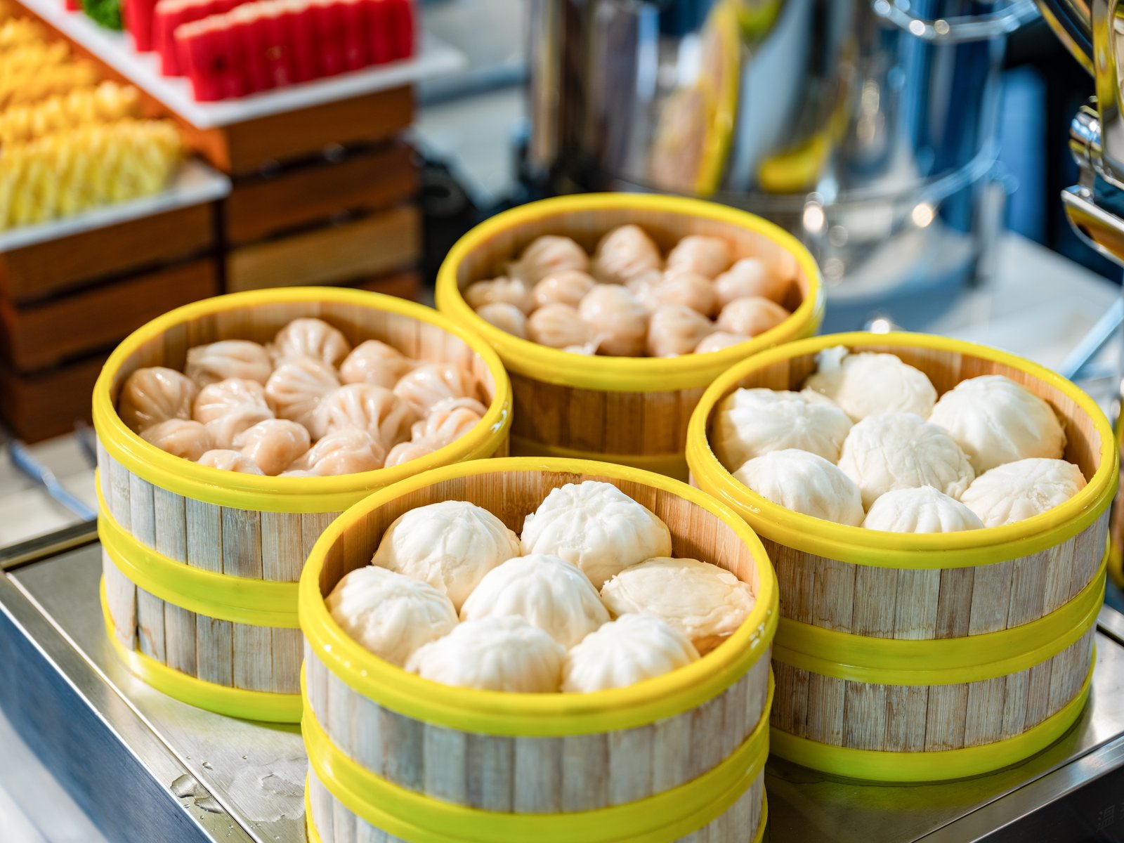 Dumplings y panecillos al vapor en la mesa del buffet