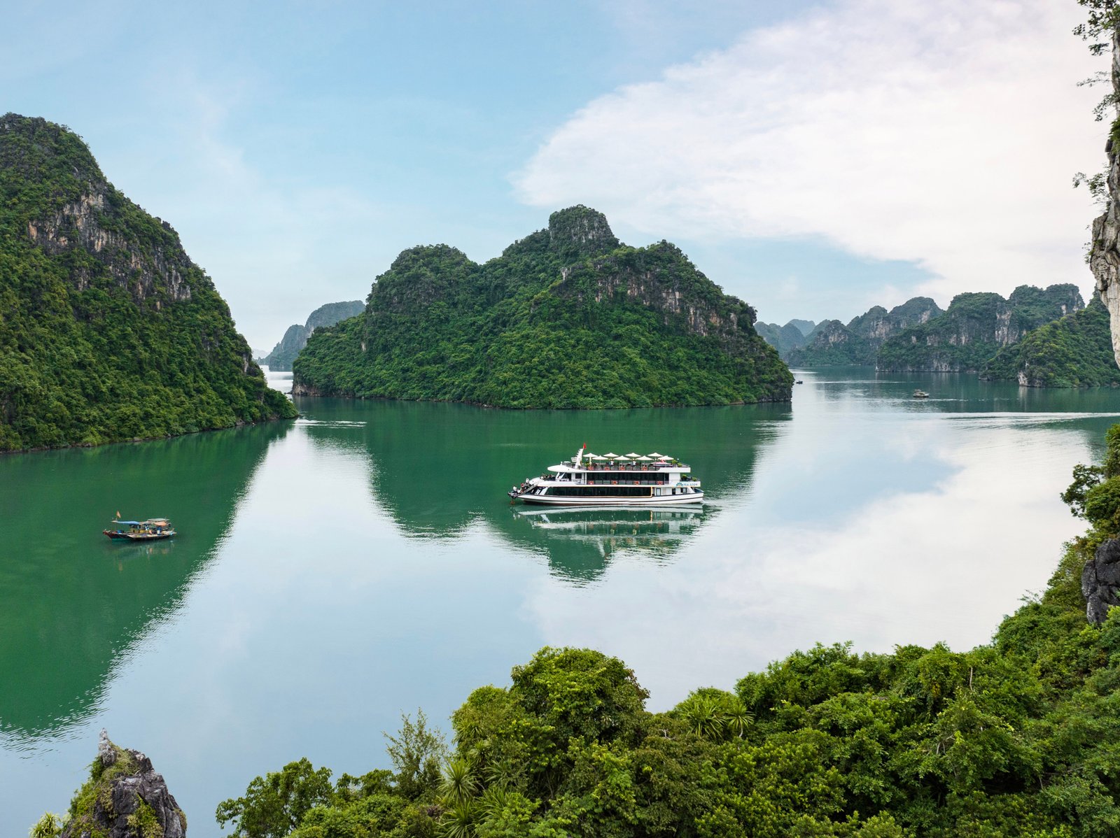 Jacuzzi panoramica sulla Sea Lion VIP con vista sui rilievi della Baia di Halong