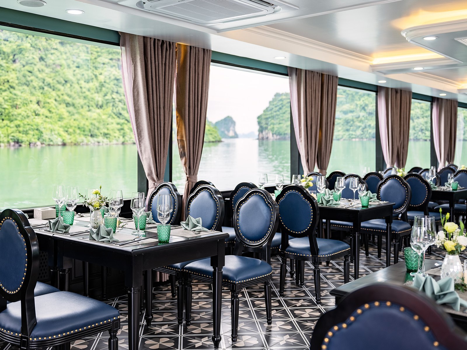 Ponte pranzo con vista sulla baia a bordo della Sea Lion VIP