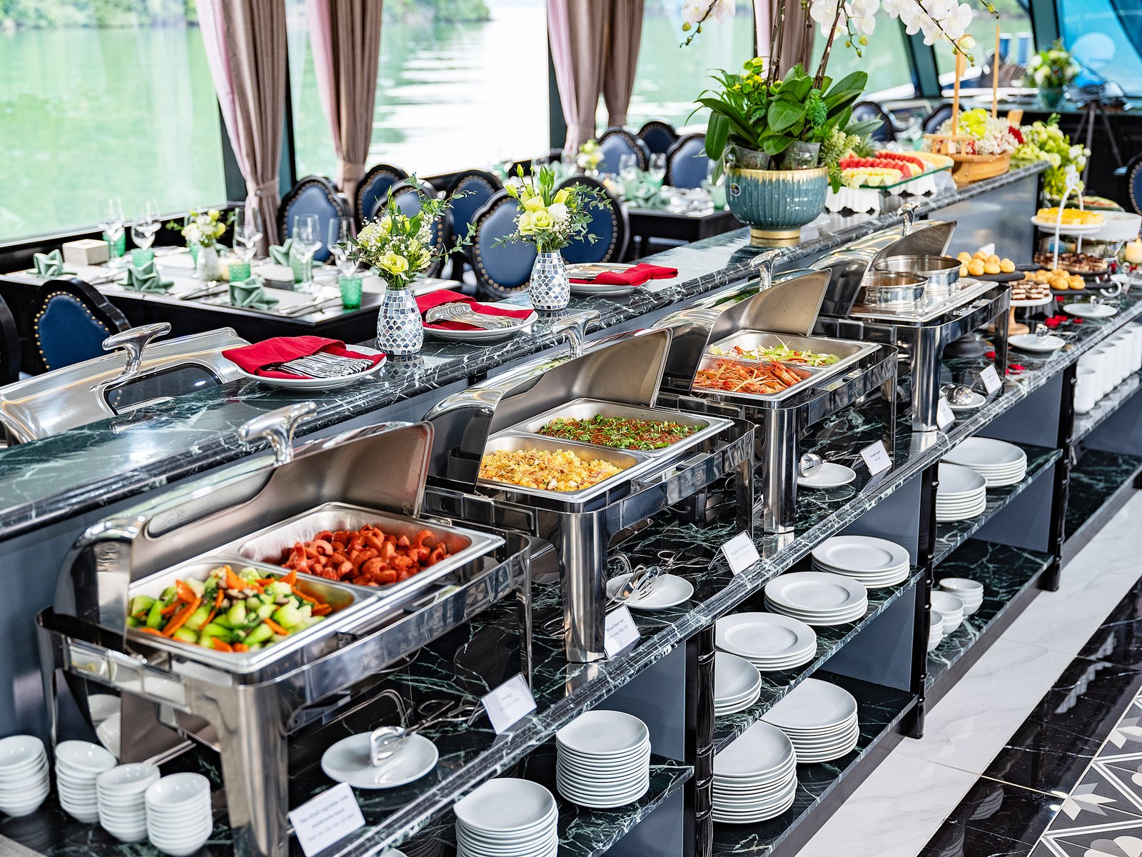Stazione di piatti caldi del buffet a bordo della Sea Lion VIP