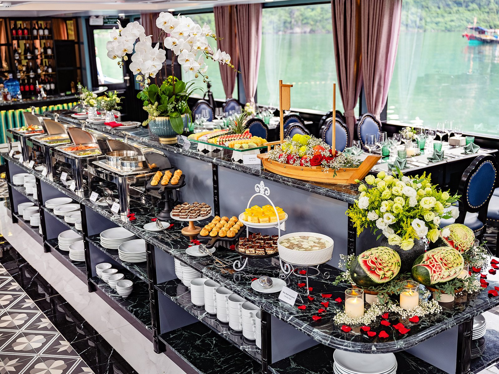 Esposizione di dessert e frutta del buffet a bordo della Sea Lion VIP
