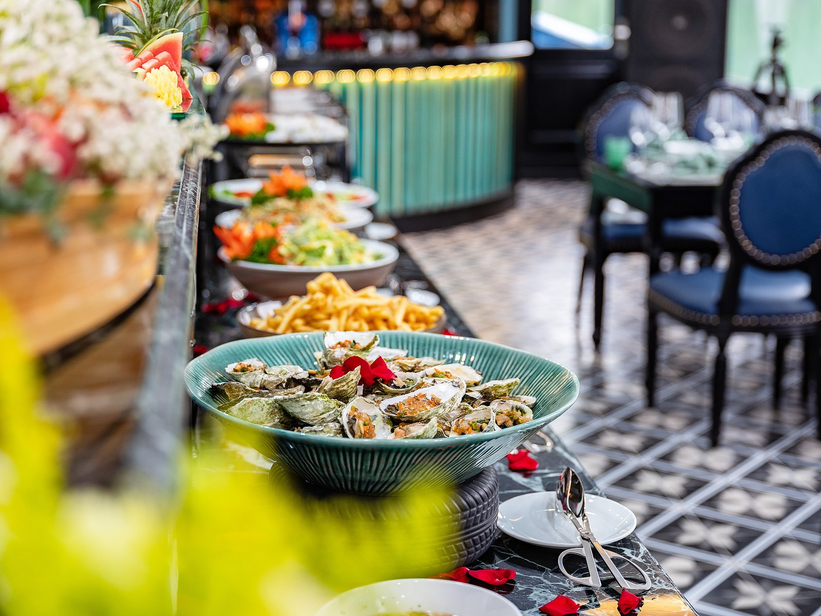 Ostriche fresche e insalata nel buffet a bordo della Sea Lion VIP