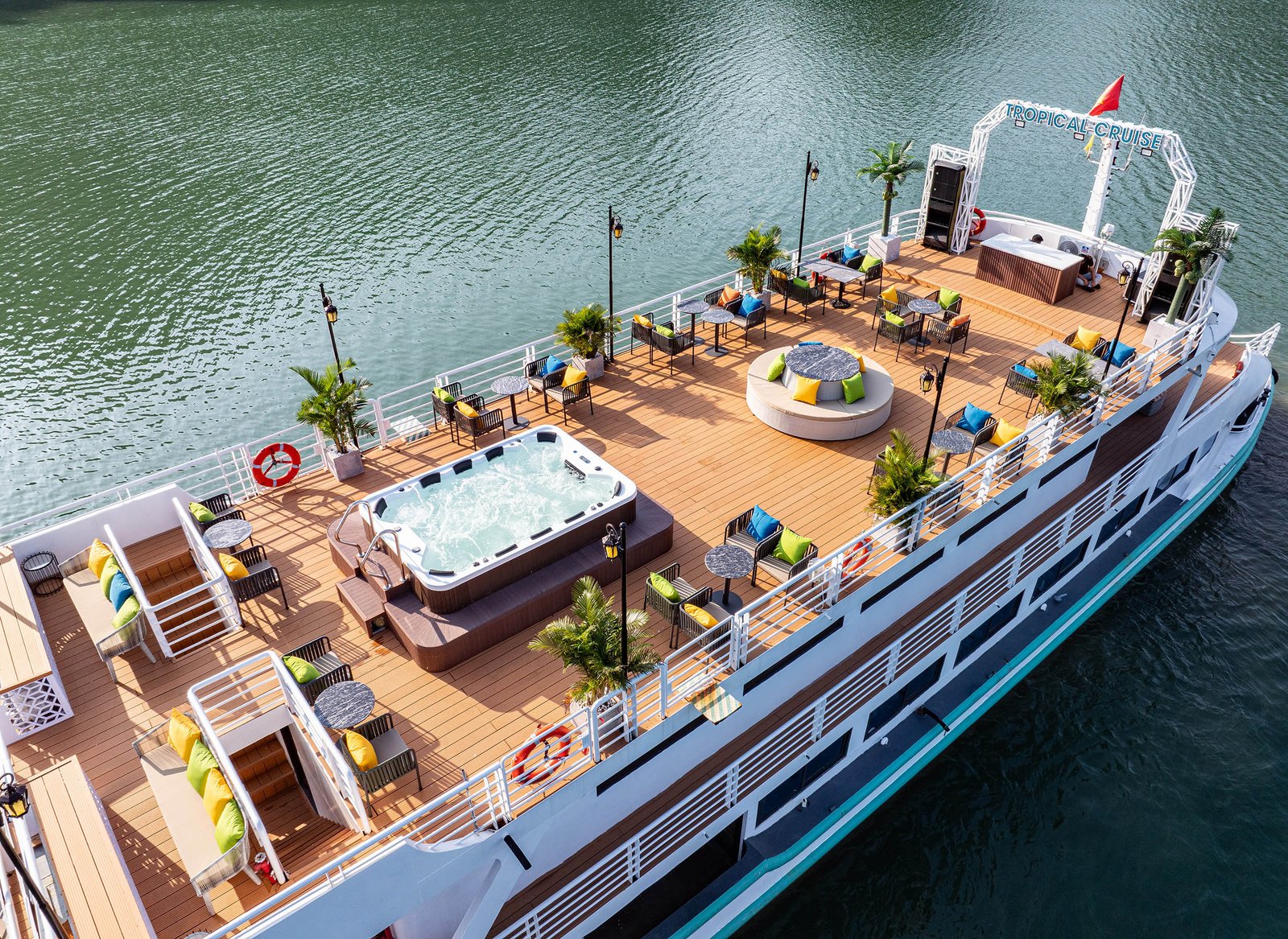 Jacuzzi panoramica e ponte solarium della Tropical Cruise, vista aerea