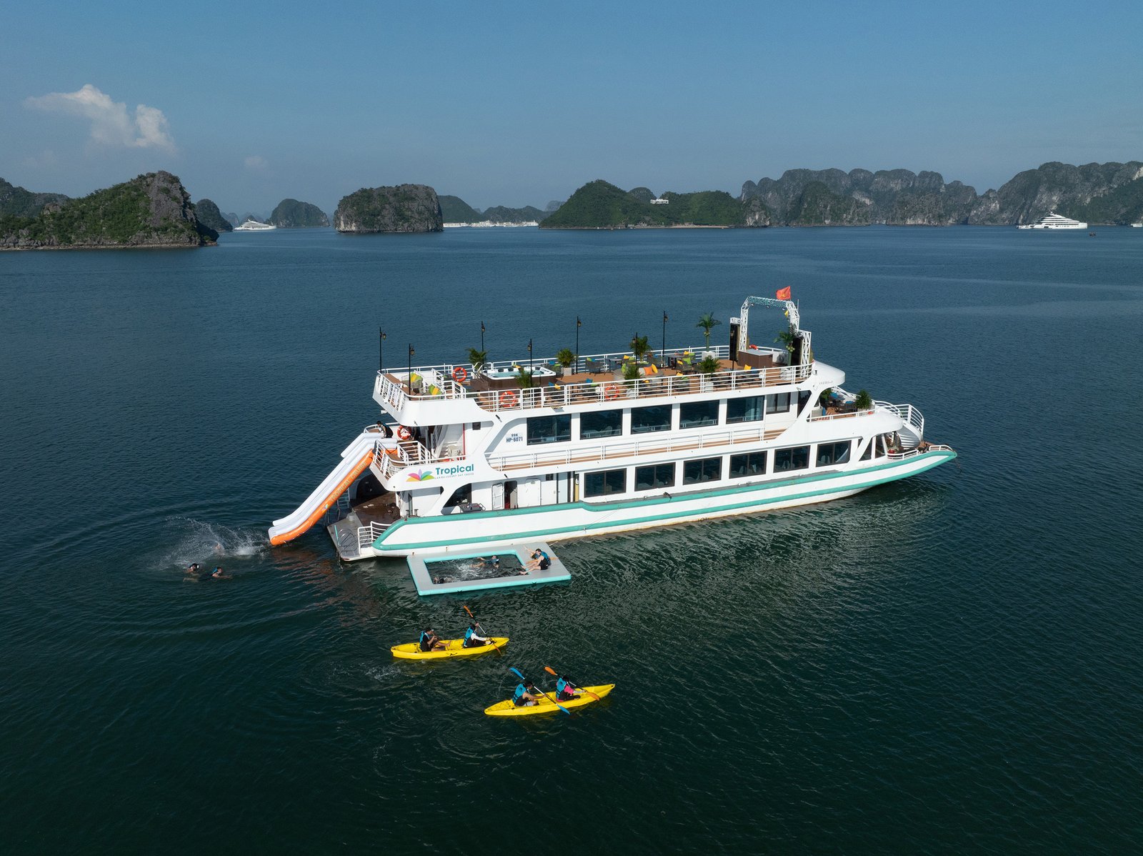 Vista aerea della Tropical Cruise con scivolo d&rsquo;acqua, kayak e i faraglioni della Baia di Lan Ha