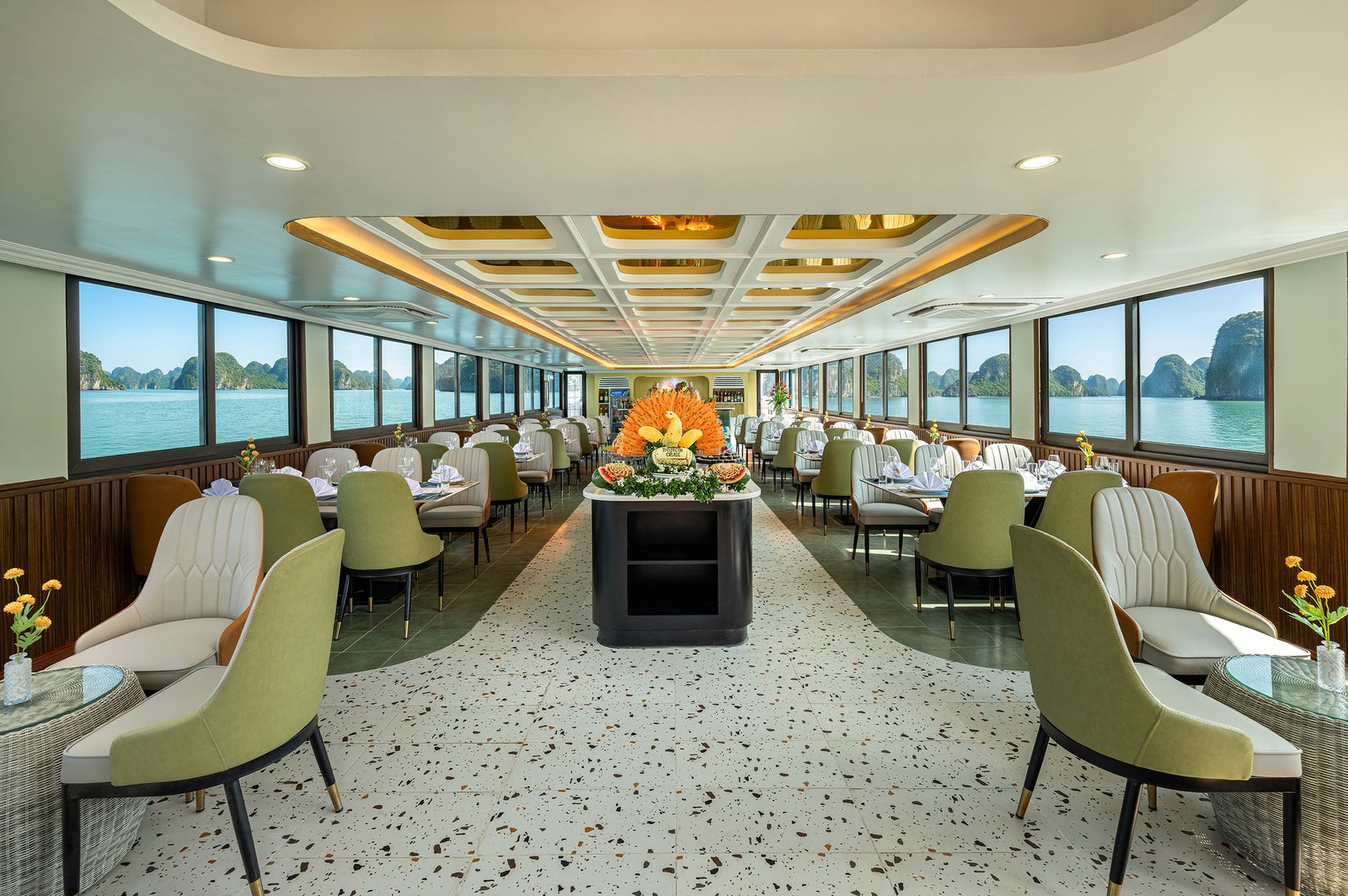 Elegante sala da pranzo a bordo della Tropical Cruise affacciata sulla baia