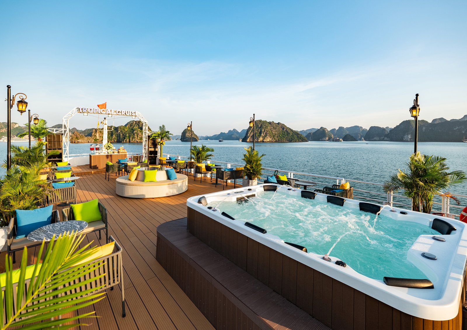 Jacuzzi panoramica e ponte solarium con i faraglioni della Baia di Lan Ha in pieno giorno