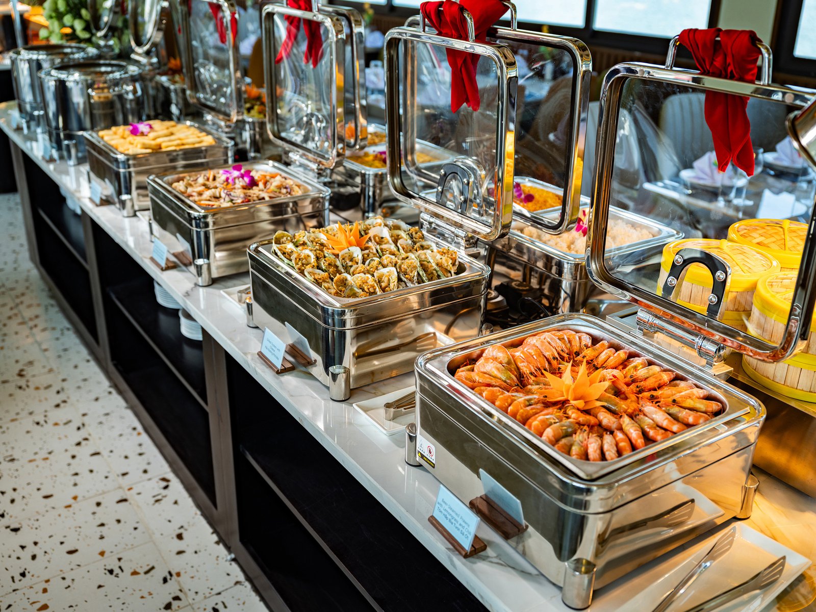 Buffet di gamberi e involtini primavera a bordo della Tropical Cruise