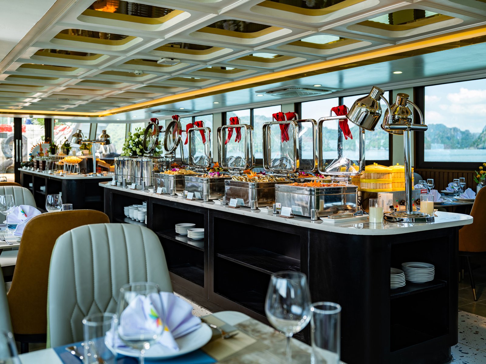 Banco del buffet e tavoli da pranzo a bordo della Tropical Cruise