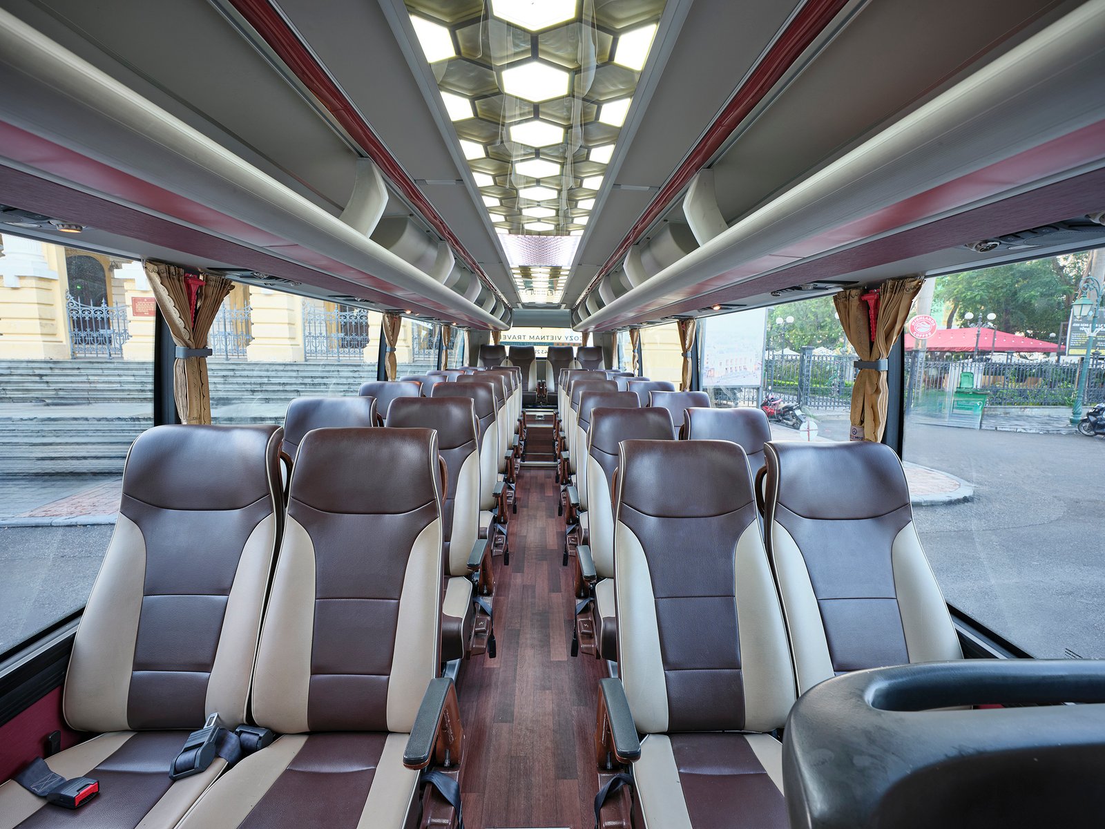 Interior del Shuttle Bus con asientos reclinables