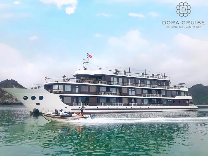 Dora Cruise gliding through Hạ Long Bay