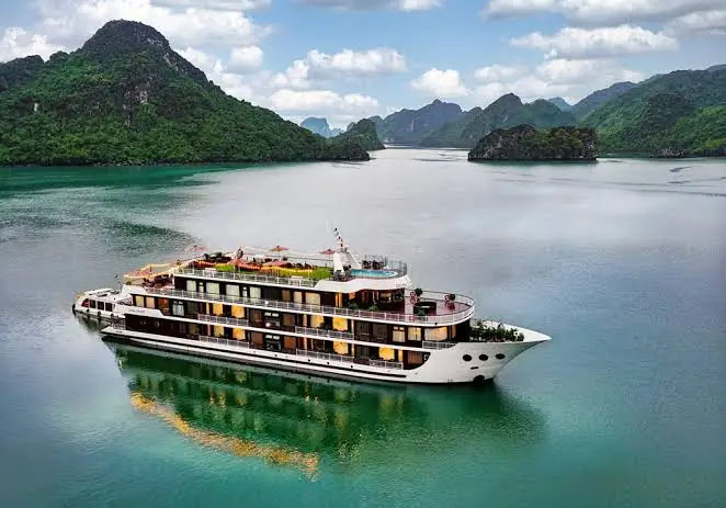 Dora Cruise against the karst mountains of Hạ Long Bay