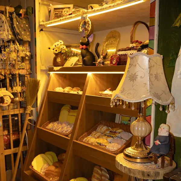 Isang kaaya-ayang sulok ng studio, may mga istante at mainit na ilaw