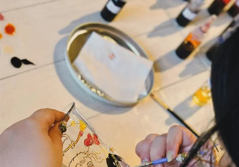 Pagdaragdag ng magagandang detalye gamit ang manipis na brush