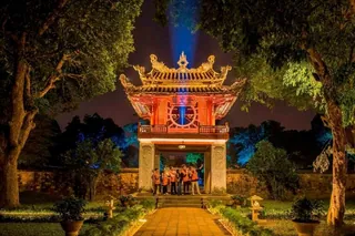 Văn Miếu &ndash; Quốc Tử Gi&aacute;m illuminated at night