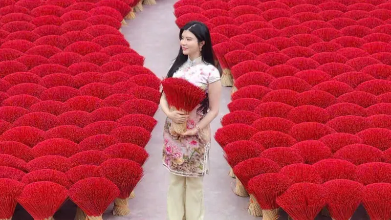 Craft villages private tour near Hanoi &ndash; walking between fans of red incense at Quang Phu Cau