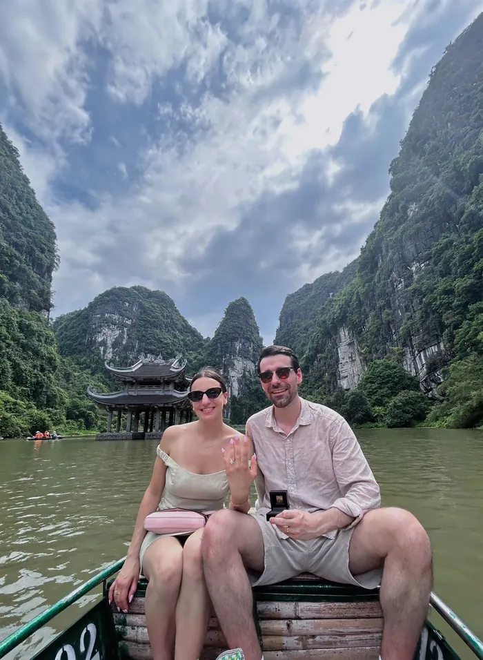 Sampan boat gliding through Tràng An