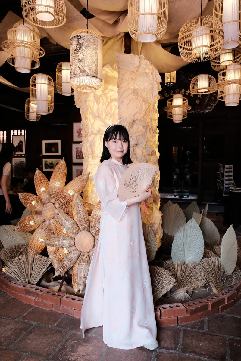 Guest in Ao Dai at Hanoi Train Street — photo 4