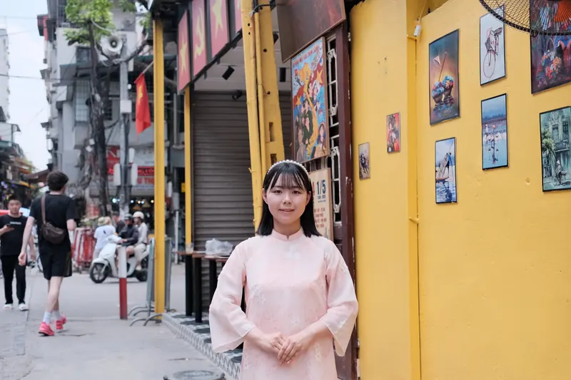 Guest in Ao Dai at Hanoi Train Street — photo 6