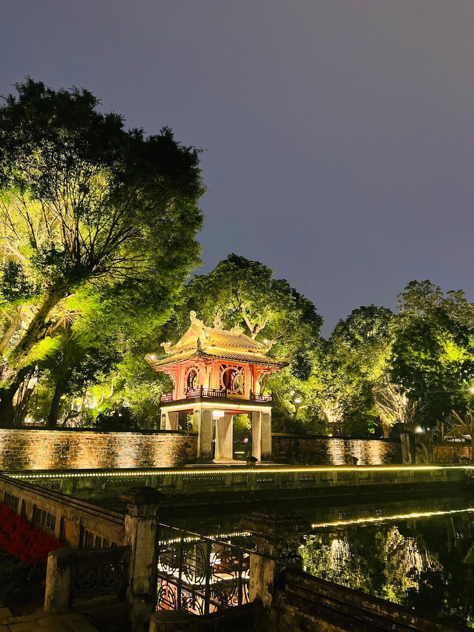 Khu&ecirc; Văn Pavilion reflected in the pond at night