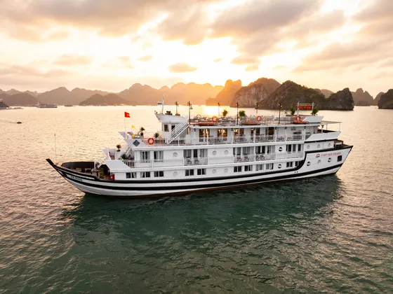 Cozy Grand cruise at sunset on Halong Bay
