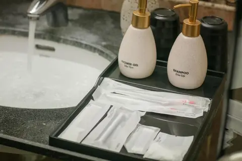 Standard Double: shower gel, shampoo and toothbrush kit at the basin